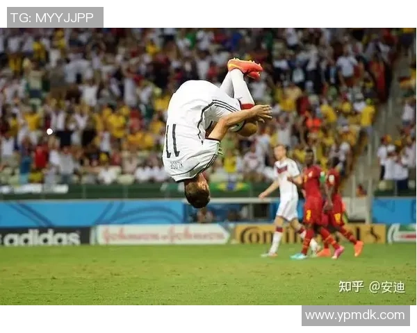 足球场惊险瞬间两大球星激烈对抗意外撞头引发全场惊呼