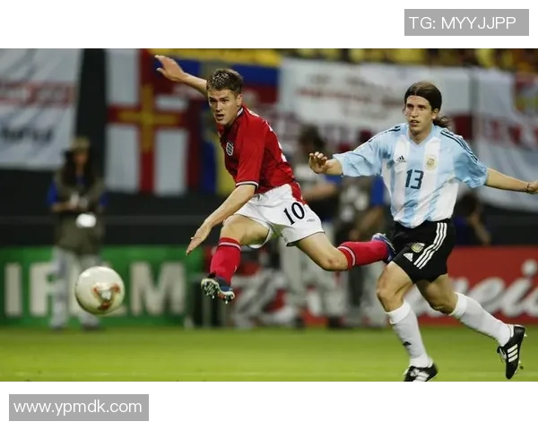 足球巨星同场竞技对比照揭示不同年代风采与实力差异